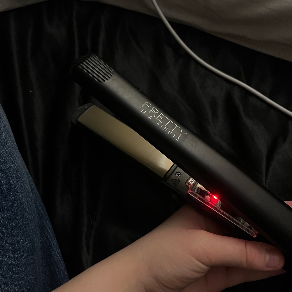 1.24 inch professional pretty in a minute flat iron!